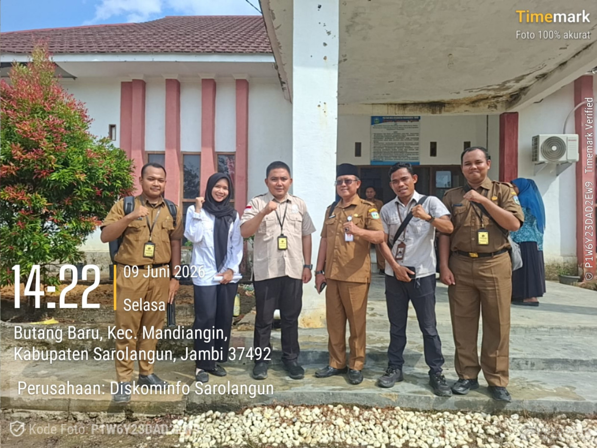 Kru Diskominfo foto bersama Kadis Kominfo dalam acara Pembuatan Video Pokja Tim Penggerak PKK Kabupaten Sarolangun di Kecamatan Mandiangin Timur